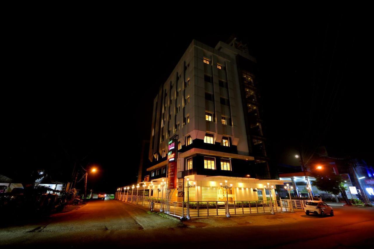 Hotel Kabani International Muvattupuzha Kültér fotó