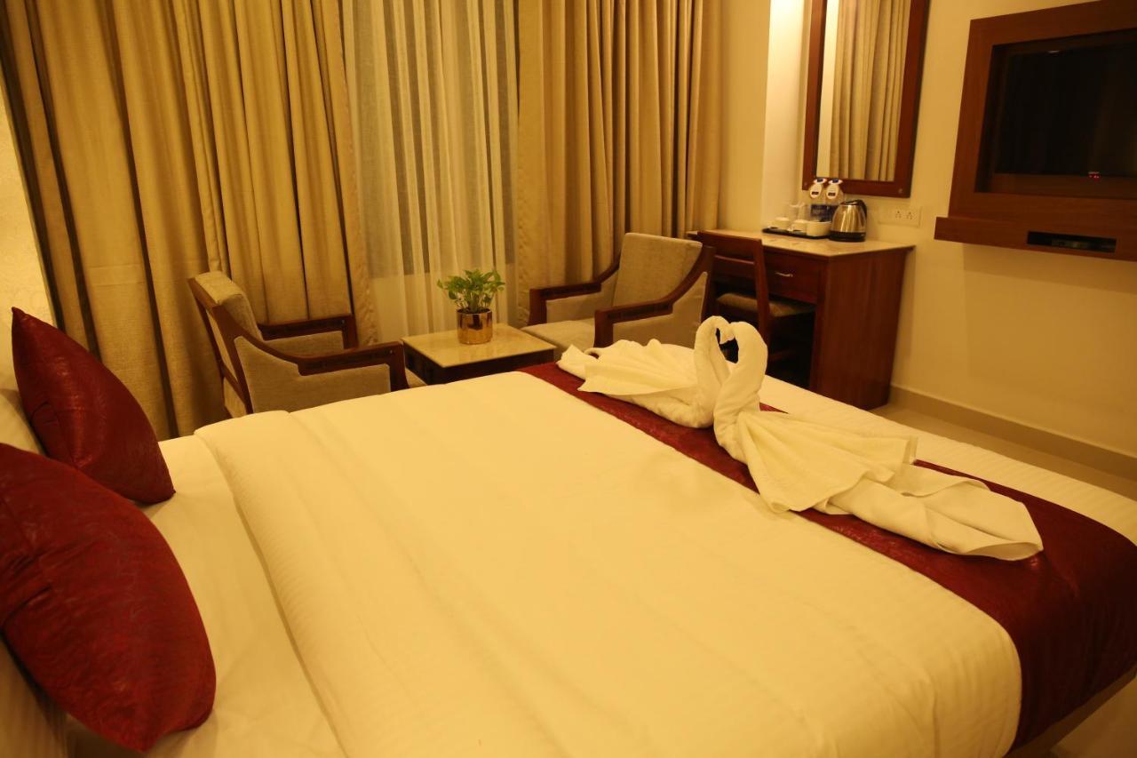 Hotel Kabani International Muvattupuzha Kültér fotó